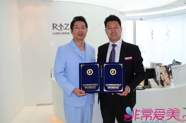 李炯根院长（左）与非常爱美网总裁兼CEO郑朝峰（右）签署协议后合影