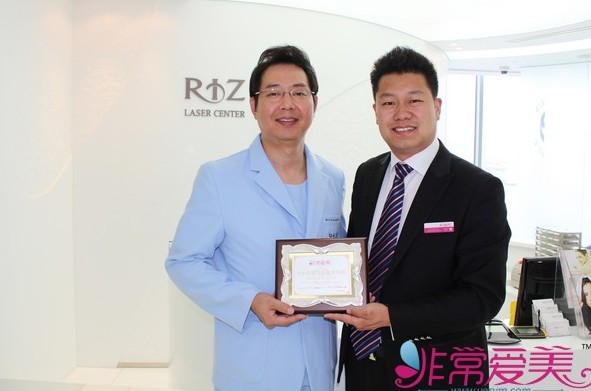 非常爱美网总裁兼CEO郑朝峰（右）与李炯根院长（左）合影